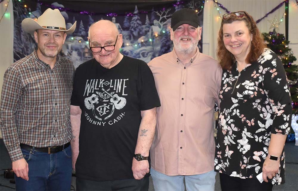 Artist-images - Wayne T with promoters at Delta Dawn